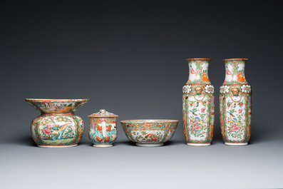 An extensive collection of Chinese Canton famille rose porcelain, 19th C.