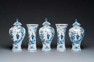 Garniture de cinq vases en fa&iuml;ence de Delft en bleu et blanc &agrave; d&eacute;cor chinois, 1er quart du 18&egrave;me