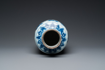 Een Chinese blauw-witte 'boeddhistische leeuwen' vaas en een 'langyao' kom, 19/20e eeuw