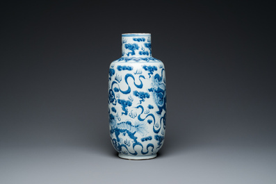 Un vase en porcelaine de Chine en bleu et blanc &agrave; d&eacute;cor de lions bouddhistes et un bol &agrave; &eacute;mail langyao, 19/20&egrave;me