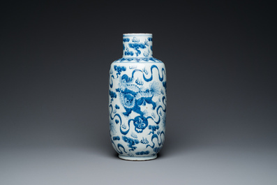 Een Chinese blauw-witte 'boeddhistische leeuwen' vaas en een 'langyao' kom, 19/20e eeuw