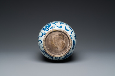 Een Chinese blauw-witte 'boeddhistische leeuwen' vaas en een 'langyao' kom, 19/20e eeuw