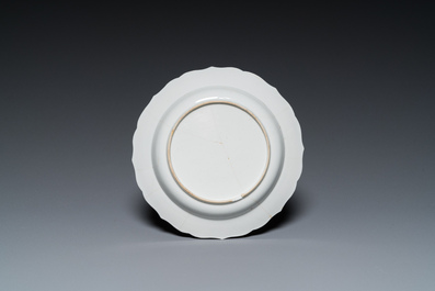 Assiette en porcelaine de Chine famille rose &agrave; d&eacute;cor de coqs, Yongzheng