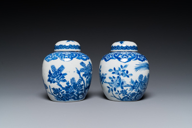 Een paar Chinese Canton famille rose vazen en een paar blauw-witte dekselpotten, 19e eeuw