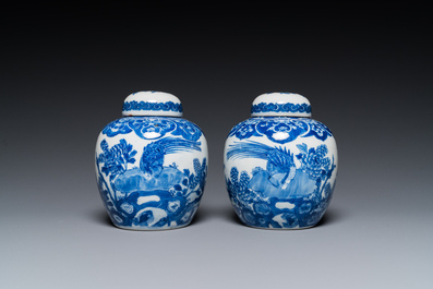 Een paar Chinese Canton famille rose vazen en een paar blauw-witte dekselpotten, 19e eeuw