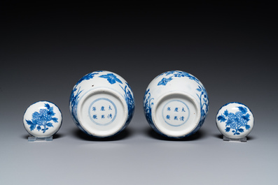 Une paire de vases en porcelaine de Chine famille rose de Canton et une paire de pots couverts en bleu et blanc, 19&egrave;me