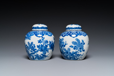 Une paire de vases en porcelaine de Chine famille rose de Canton et une paire de pots couverts en bleu et blanc, 19&egrave;me