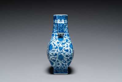 Een Chinese blauw-witte 'fanghu' vaas met lotusslingers, Qianlong merk, 19/20e eeuw