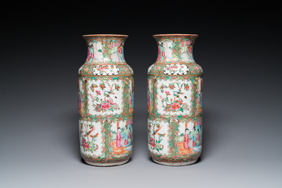 Une paire de vases en porcelaine de Chine famille rose de Canton et une paire de pots couverts en bleu et blanc, 19&egrave;me