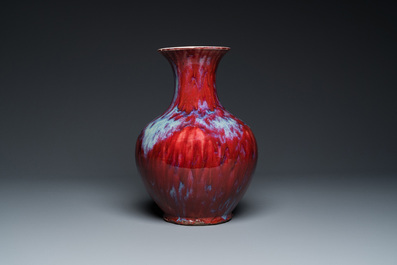 Grand vase en porcelaine de Chine &agrave; &eacute;mail flamb&eacute;, 18/19&egrave;me