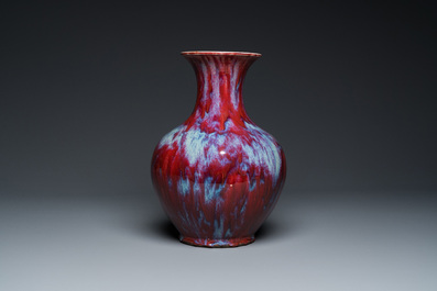 Grand vase en porcelaine de Chine &agrave; &eacute;mail flamb&eacute;, 18/19&egrave;me