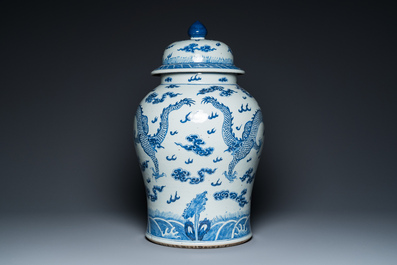 Grand vase couvert en porcelaine de Chine en bleu et blanc &agrave; d&eacute;cor de dragons, 19&egrave;me