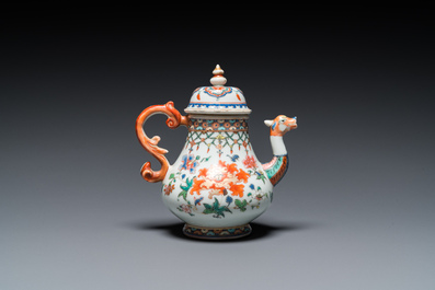 Een Chinese famille rose theepot met drakentuit, Yongzheng/Qianlong