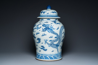 Grand vase couvert en porcelaine de Chine en bleu et blanc &agrave; d&eacute;cor de dragons, 19&egrave;me