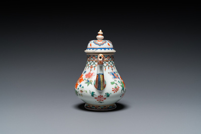 Th&eacute;i&egrave;re couverte en porcelaine de Chine famille rose au bec en forme de dragon, Yongzheng/Qianlong