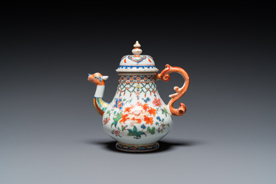 Th&eacute;i&egrave;re couverte en porcelaine de Chine famille rose au bec en forme de dragon, Yongzheng/Qianlong