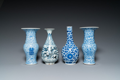 Huit vases en porcelaine de Chine en bleu et blanc, 18/20&egrave;me