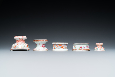 Trois salerons en porcelaine de Chine famille rose et deux surd&eacute;cor&eacute;s aux Pays-Bas, Kangxi/Qianlong