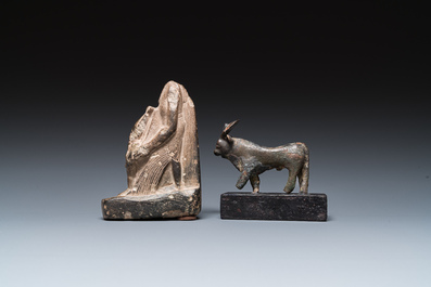 Une sculpture d'un pr&ecirc;tre ou fonctionnaire avec Osiris en basalte et une d'Apis en bronze, Egypte, Basse &eacute;poque