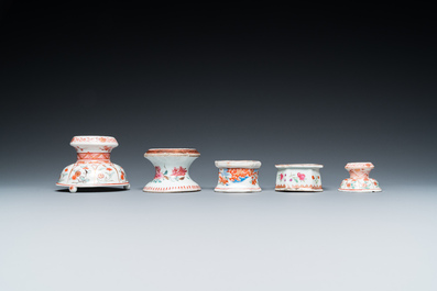 Trois salerons en porcelaine de Chine famille rose et deux surd&eacute;cor&eacute;s aux Pays-Bas, Kangxi/Qianlong