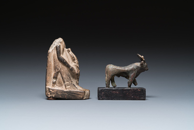 Een Egyptische basalten sculptuur van een priester of ambtenaar met Osiris en een bronzen Apis, Late Tijd