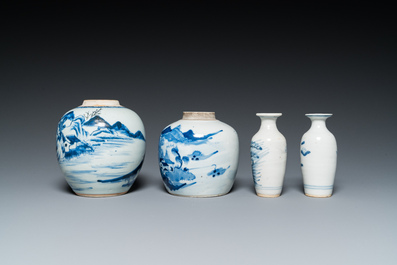 Huit vases en porcelaine de Chine en bleu et blanc, 18/20&egrave;me