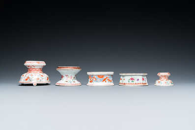 Trois salerons en porcelaine de Chine famille rose et deux surd&eacute;cor&eacute;s aux Pays-Bas, Kangxi/Qianlong