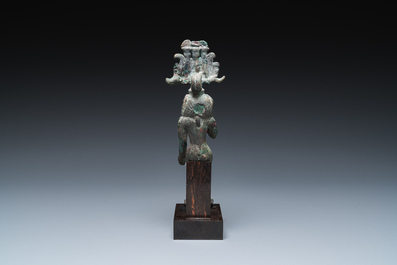 Een Egyptische bronzen sculptuur van Horus, Sa&iuml;tische periode