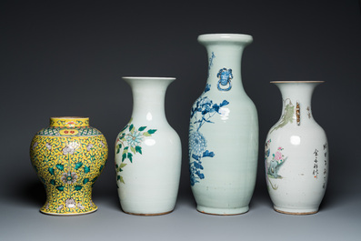 Quatre vases en porcelaine de Chine famille rose et &agrave; fond c&eacute;ladon, 19/20&egrave;me