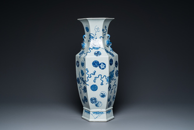 Vase de forme hexagonale en porcelaine de Chine en bleu et blanc &agrave; d&eacute;cor 'anbaxian', 19&egrave;me