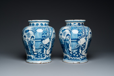 Paire de vases en fa&iuml;ence de Delft en bleu et blanc &agrave; d&eacute;cor chinois, ca. 1700