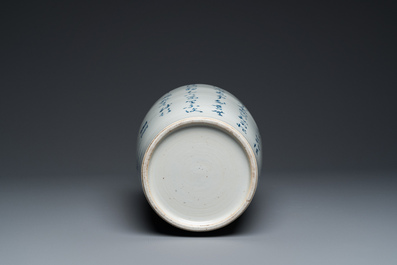 Een Chinese blauw-witte vaas met een hert en een kraanvogel, Tao Cheng Tang 陶成堂 merk, 18/19e eeuw