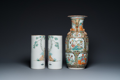 Une paire de porte-chapeaux en porcelaine de Chine famille rose et un vase de Canton, 19/20&egrave;me