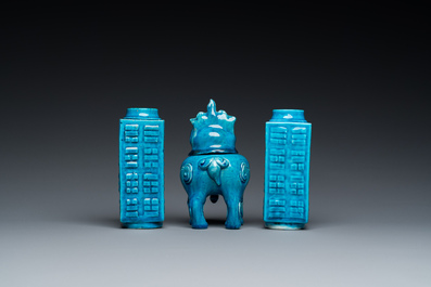 Une paire de vases cong en porcelaine de Chine en turquoise monochrome et un br&ucirc;le-parfum en forme de luduan, 19/20&egrave;me