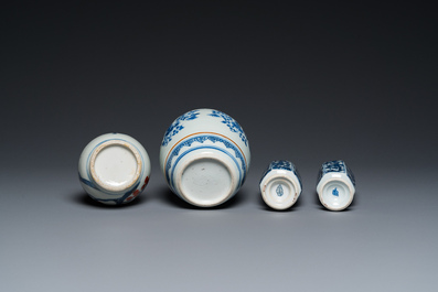 Trois vases en porcelaine de Chine en bleu et blanc et un de style Imari, Kangxi