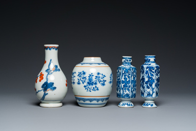 Drie Chinese blauw-witte vaasjes en een Imari-stijl vaasje, Kangxi