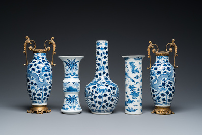 Cinq vases en porcelaine de Chine en bleu et blanc, 19&egrave;me