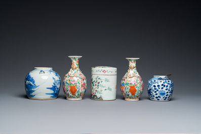 Een uitgebreide collectie divers Chinees porselein, 19/20e eeuw