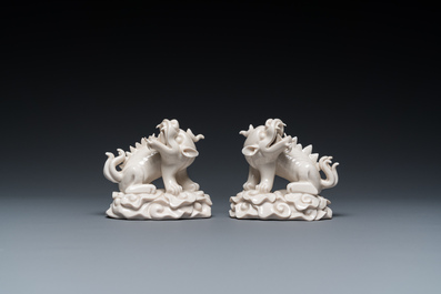 Paire de sculptures de xiezhi en porcelaine blanche de Chine de Dehua, probablement Kangxi