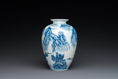 Vase en porcelaine de Chine en bleu et blanc &agrave; d&eacute;cor d'un paysage montagneux, marque de Kangxi, R&eacute;publique