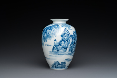 Vase en porcelaine de Chine en bleu et blanc &agrave; d&eacute;cor d'un paysage montagneux, marque de Kangxi, R&eacute;publique