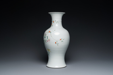 Une jardini&egrave;re sur support et un vase en porcelaine de Chine famille rose, marque de Hongxian et de Qianlong, R&eacute;publique