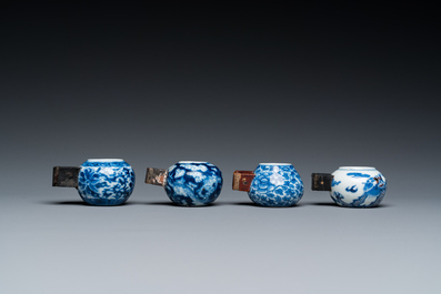 Quatre mangeoires d'oiseaux en porcelaine de Chine en bleu, blanc et rouge de cuivre, 19&egrave;me