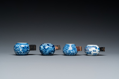 Quatre mangeoires d'oiseaux en porcelaine de Chine en bleu, blanc et rouge de cuivre, 19&egrave;me