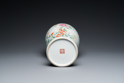 Une jardini&egrave;re sur support et un vase en porcelaine de Chine famille rose, marque de Hongxian et de Qianlong, R&eacute;publique