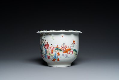 Une jardini&egrave;re sur support et un vase en porcelaine de Chine famille rose, marque de Hongxian et de Qianlong, R&eacute;publique