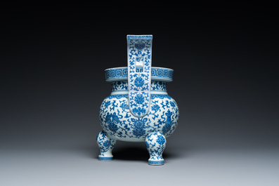 Br&ucirc;le-parfum tripod en porcelaine de Chine en bleu et blanc, marque et &eacute;poque de Daoguang