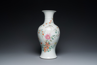 Une jardini&egrave;re sur support et un vase en porcelaine de Chine famille rose, marque de Hongxian et de Qianlong, R&eacute;publique