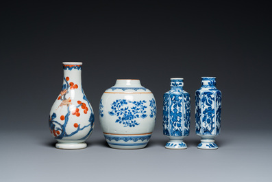 Trois vases en porcelaine de Chine en bleu et blanc et un de style Imari, Kangxi