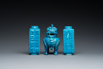 Une paire de vases cong en porcelaine de Chine en turquoise monochrome et un br&ucirc;le-parfum en forme de luduan, 19/20&egrave;me